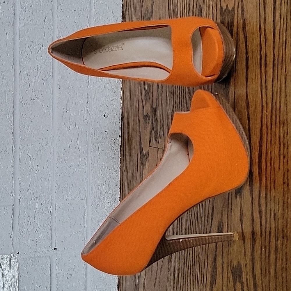 Peep toe pumps
